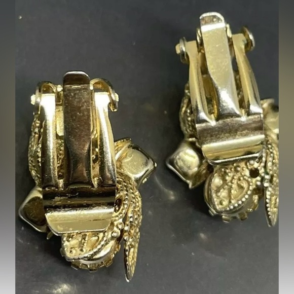 Vntg Art Nouveau Purple Crystals Goldtone Filigree Pin/clip earring set. - Picture 8 of 16